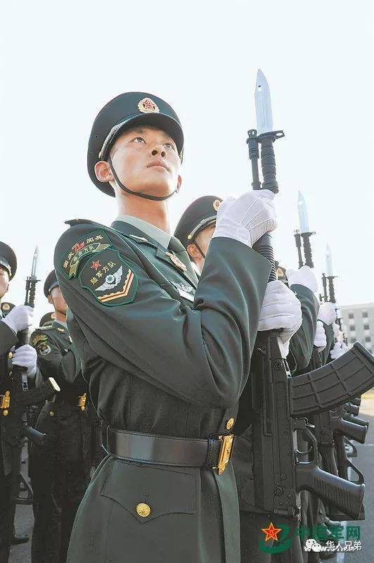 即将参加庆祝新中国成立70周年阅兵的万余名官兵,正在进行冲刺阶段的
