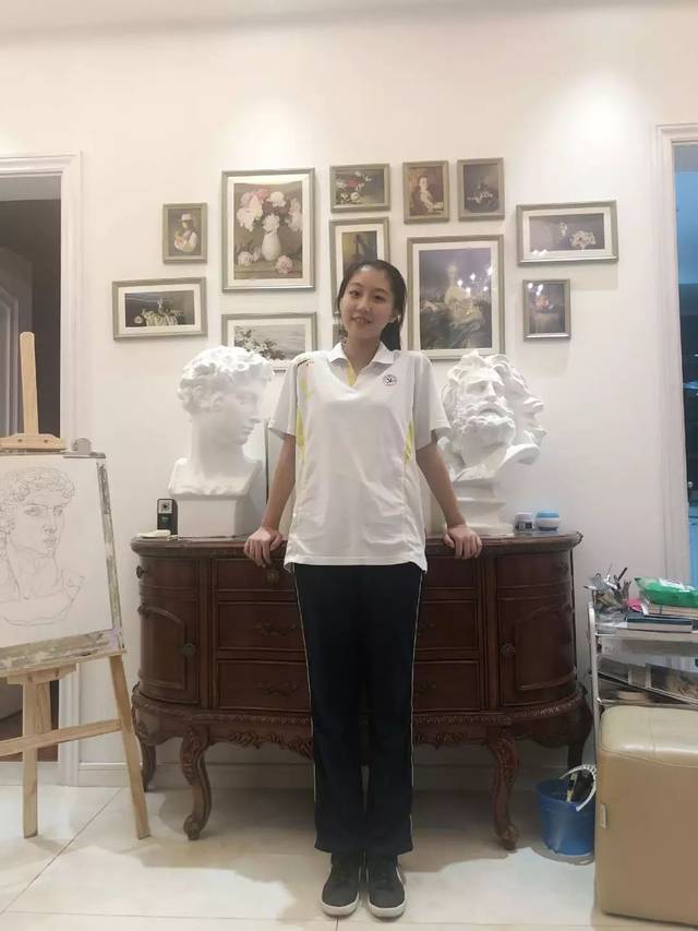 青浦二中的夏季校服以白色为主,镶嵌黄色花纹.