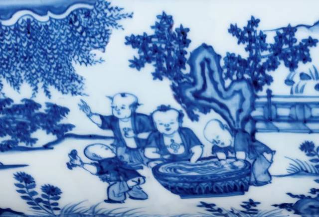 本专场共有二十件明代瓷器,首推明成化青花婴戏图碗