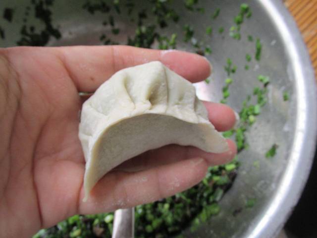 第六步:捏上几个折,饺子就做好了,这个形状和我平时包的大肚水饺不同