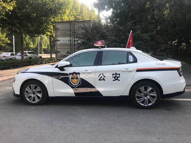 领克03警车现身街头,穿上"警服"后更显国车霸气