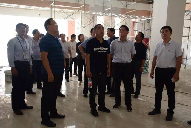 聊城二中党委书记,校长路宗安率领学校领导班子成员陪同视察.