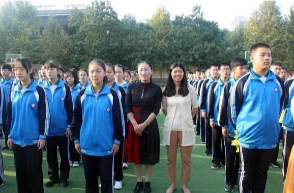 西安市周至县二曲中学举行"向国旗敬礼"活动