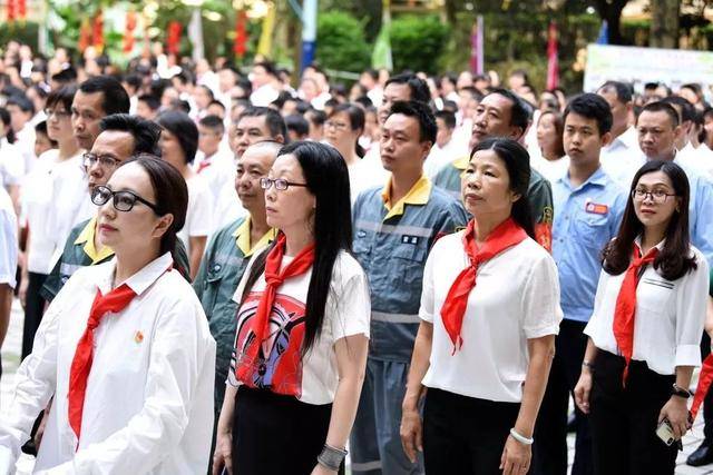 白云|国旗下的祝福!京溪小学这场升旗仪式,燃