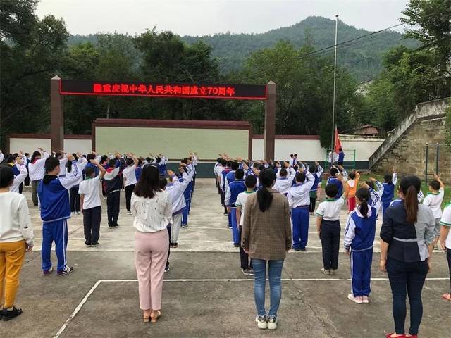 编辑:阿城 来源:阆中市教育科技和体育局 柏垭镇小学飞凤中心校金鱼