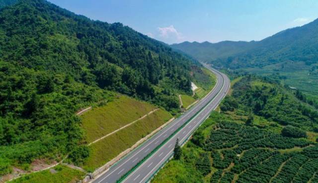 被誉为绿色高速公路,长寿高速公路的贺州至巴马高速公路(钟山至昭平段