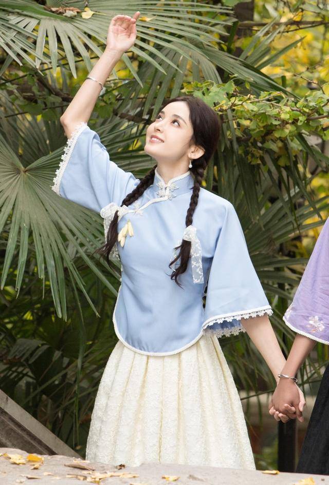 古力娜扎曝民国风造型,蓝白套裙扎双麻花辫,甜美可爱嫩回18岁