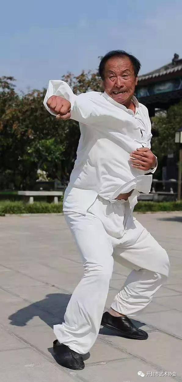 刘金生在练武