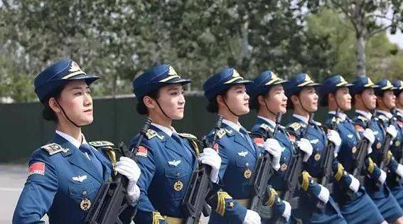 以飒爽英姿亮相阅兵场,这也是历次阅兵首次在徒步方队安排女将军受阅