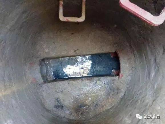 标准做法:  ▼室外井的抹灰标识▼ 未做流槽,抹灰不