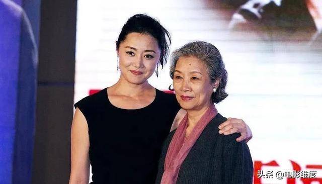 52岁刘蓓三婚再嫁前夫,继子张若昀大婚送祝福,今一家5口很幸福