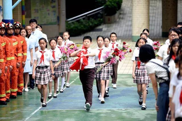 白云|国旗下的祝福!京溪小学这场升旗仪式,燃