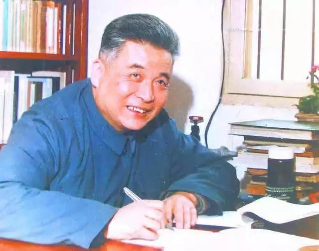 1999年,共和国成立50周年之际,中央追授邓稼先"两弹一星"功勋奖章.
