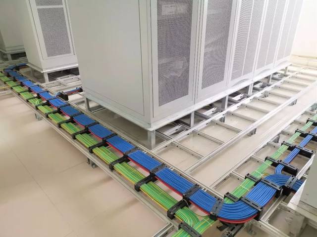 信号楼通信机械室下走线工艺 设备侧线缆利用扎带对电