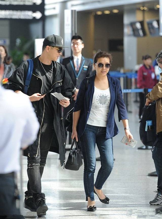 江珊就是典型的美女,哪怕老态尽显,看起来都依旧很优雅大气