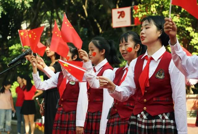 五星红旗迎风飘扬"思明红"深情告白祖国