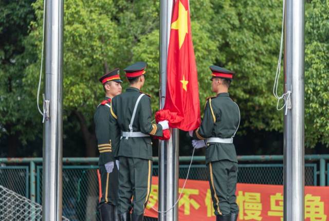 激昂的乐声响起 同学们高声呼号  整齐有力的动作赢得全场掌声 女生们