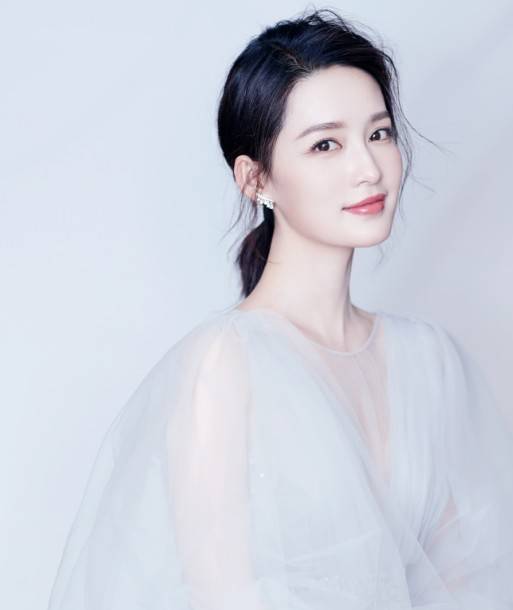 原创李沁"脸型方"不适合短发?看到效果后,意外撞脸王菲,霸气十足