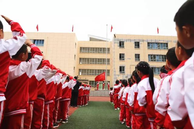 10月1日,毕节二十小举行庆祝新中国成立70周年升旗仪式.