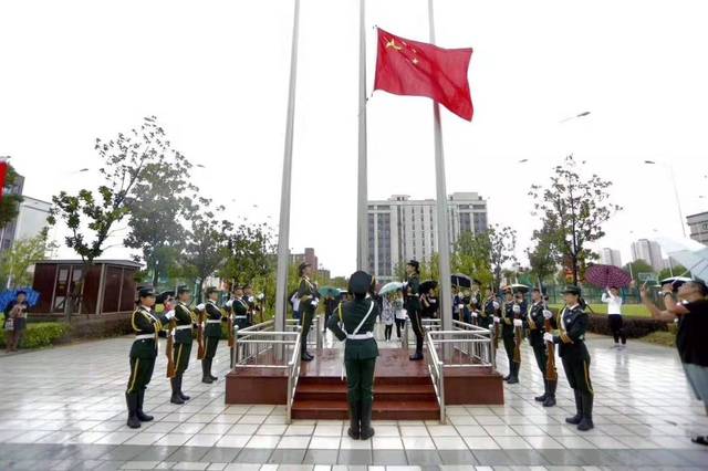 7时55分,国旗护卫队手执五星红旗,步伐整齐地走向升旗台.