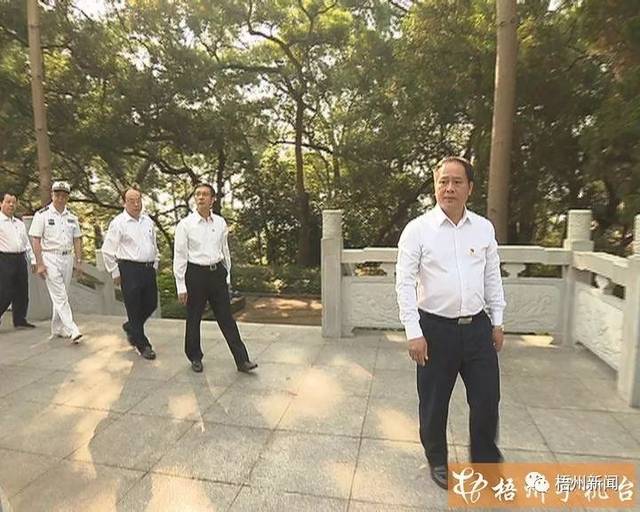 全桂寿,李杰云,谢凌云,张汉川,莫永东一起登上纪念碑基座,在花篮前