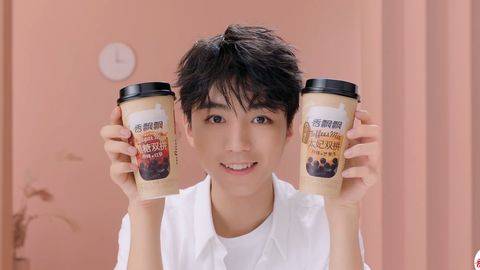 代言人王俊凯影院打卡 广告小天才陪你看电影