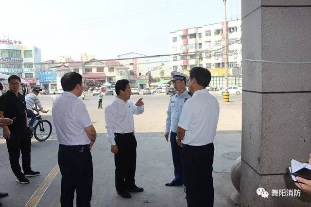 舞阳县县委副书记,县长张书民带队节前检查市场消防安全工作