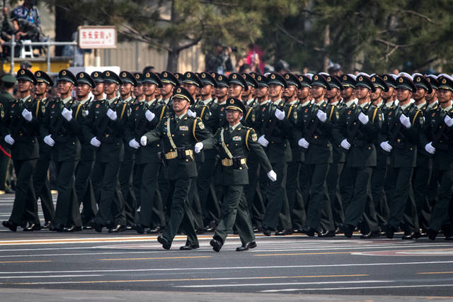 国庆大典|阅兵式隆重举行 徒步方队接受检阅