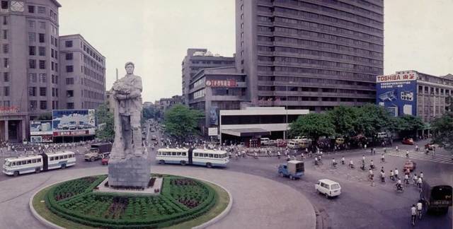 广告 海珠广场 海珠广场建于1953年 是广州最具传统风情的区域 这里