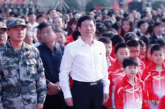 阳谷县庆祝中华人民共和国成立70周年升国旗仪式在红星广场隆重举行