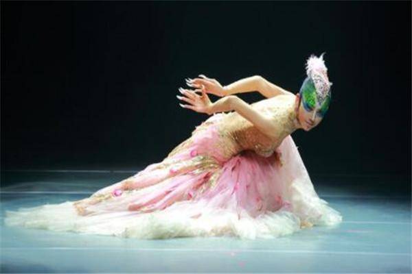杨丽萍想必是不少朋友都比较喜欢的舞蹈家吧,她被称为是舞蹈家中的"