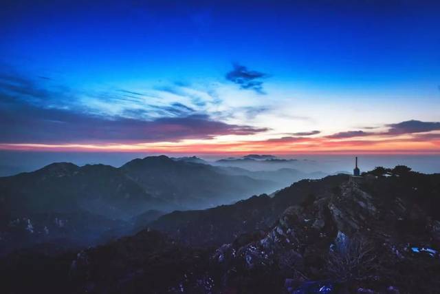 在滔滔沂水奔流的大地上,在巍巍蒙山矗立的山峰边,在千万沂蒙人民的