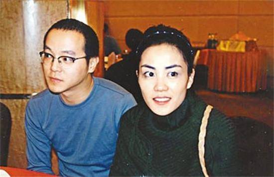 原创窦唯第2任妻子近照,离婚15年仍单身,曾被王菲,那英堵在家中