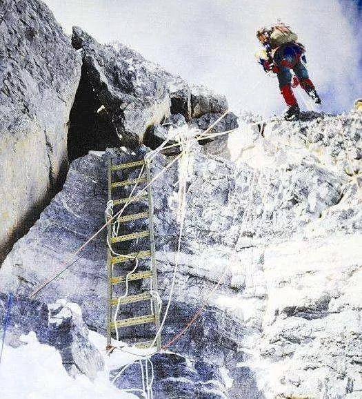 中国首个登顶珠峰的女性在《攀登者》只负责谈恋爱?