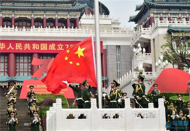 10月1日,激昂的国歌奏响,鲜艳的五星红旗冉冉升起,重庆人民广场举行了