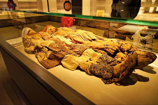 新疆博物馆中拍摄的精绝国王夫妻合葬,衣饰华美.