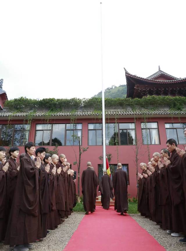 红日出,白云涌 其道大光, 大士阁,报恩寺 四众佛子, 在鸡足山绿树