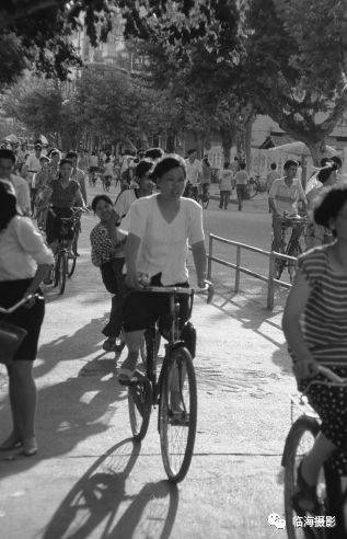 80年代回浦路骑自行车上班的市民