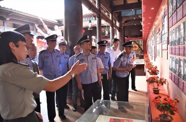 昨天,乐平市公安局一群人去了众埠镇界首