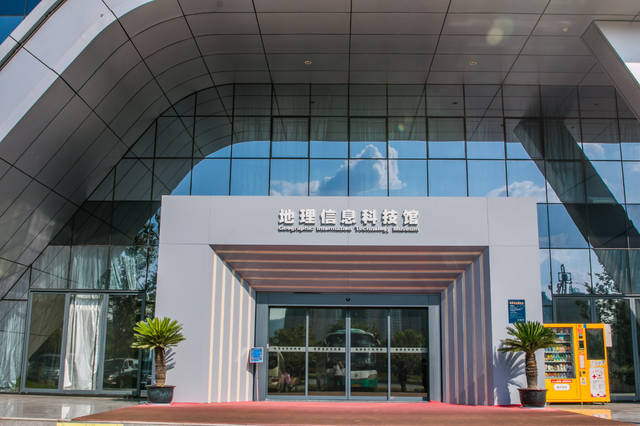 浙江湖州有个德清县城,现代化与科技创新独树一帜,夜色如大城市