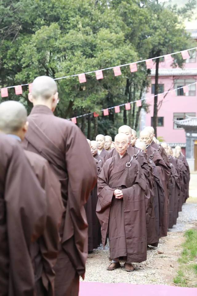 红日出,白云涌 其道大光, 大士阁,报恩寺 四众佛子, 在鸡足山绿树