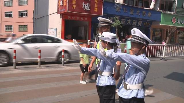 "小交警"上路执勤 亲身体验交警工作