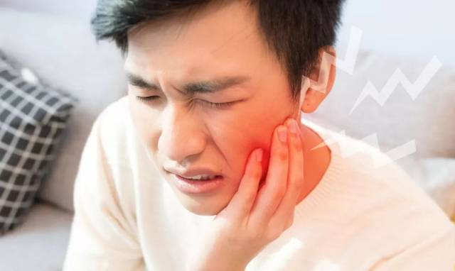 吃饭疼,说话疼,更严重的就连睡觉都疼到无法入眠.