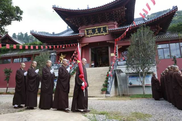 红日出,白云涌 其道大光, 大士阁,报恩寺 四众佛子, 在鸡足山绿树