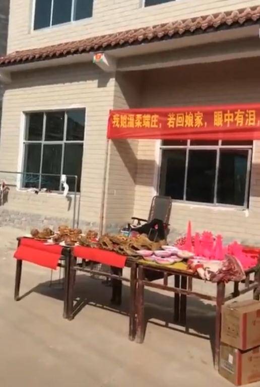 原创开玩笑过分了!新娘家人婚礼拉横幅警告新郎:当心恶搞毁掉婚姻