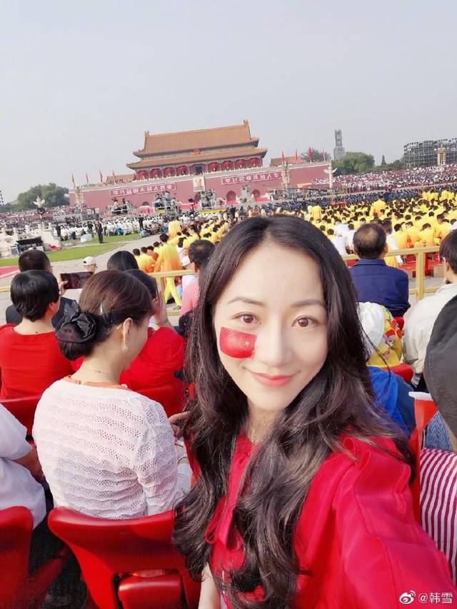 韩雪看阅兵晒出爷爷奶奶旧照落泪,老人家身上