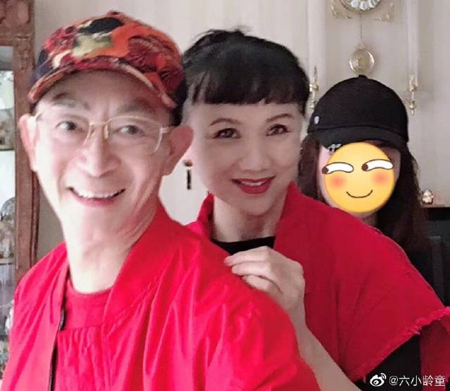 六小龄童罕见晒全家福为老婆庆生,女儿亭亭玉立撞脸关晓彤