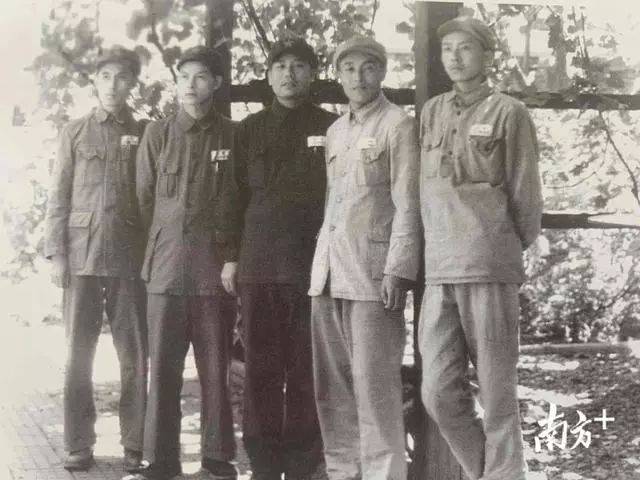 杨永松受家兄影响及环境熏陶,在学校加入了童子团.