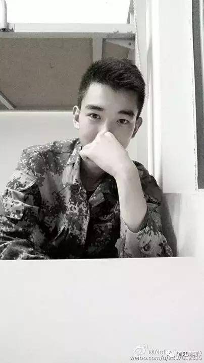 又一个看自拍不敢认的小哥(怀疑你们兵哥哥需要学习如何自拍)