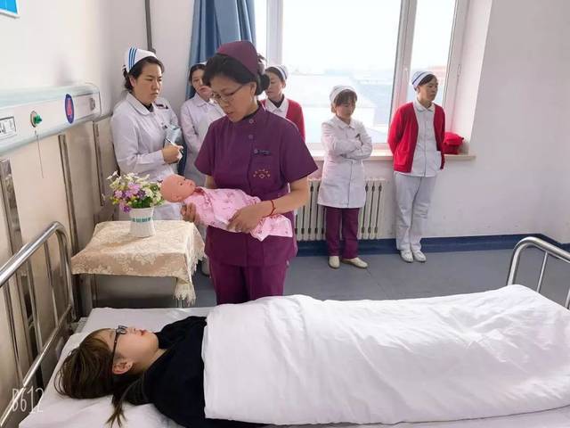 助产士刘颖操作外科洗手法,侧切产接产程序.